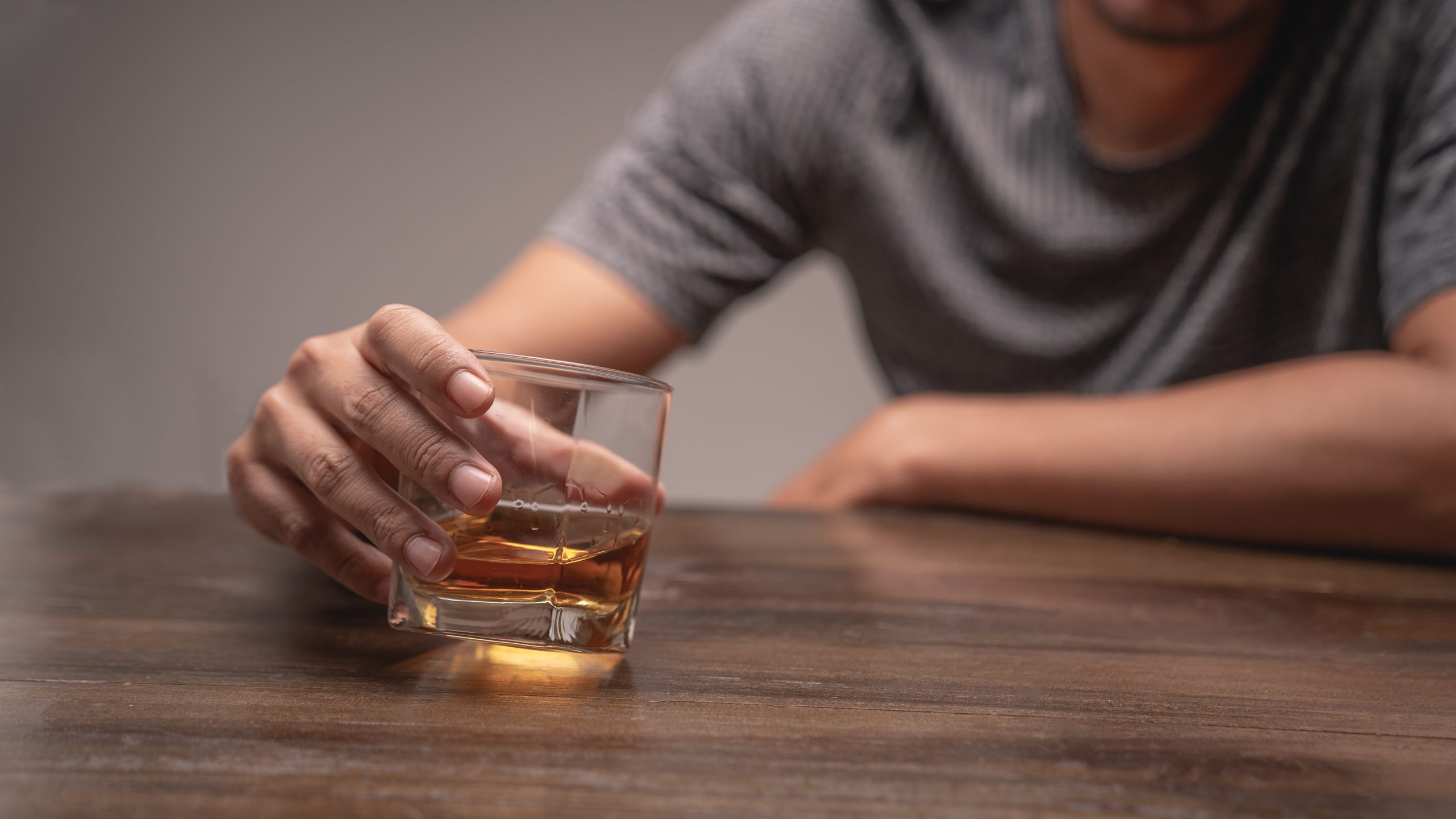 Os perigos do consumo excessivo de álcool para a saúde